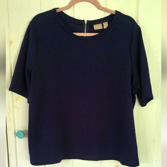 Chico's Textured Scoop Neck Back Zip Shortsleeve Stretch Top - Picture 1 of 9
